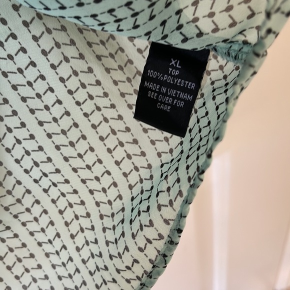 NWOT Fabulous Lightweight Top!😎 - Picture 5 of 5